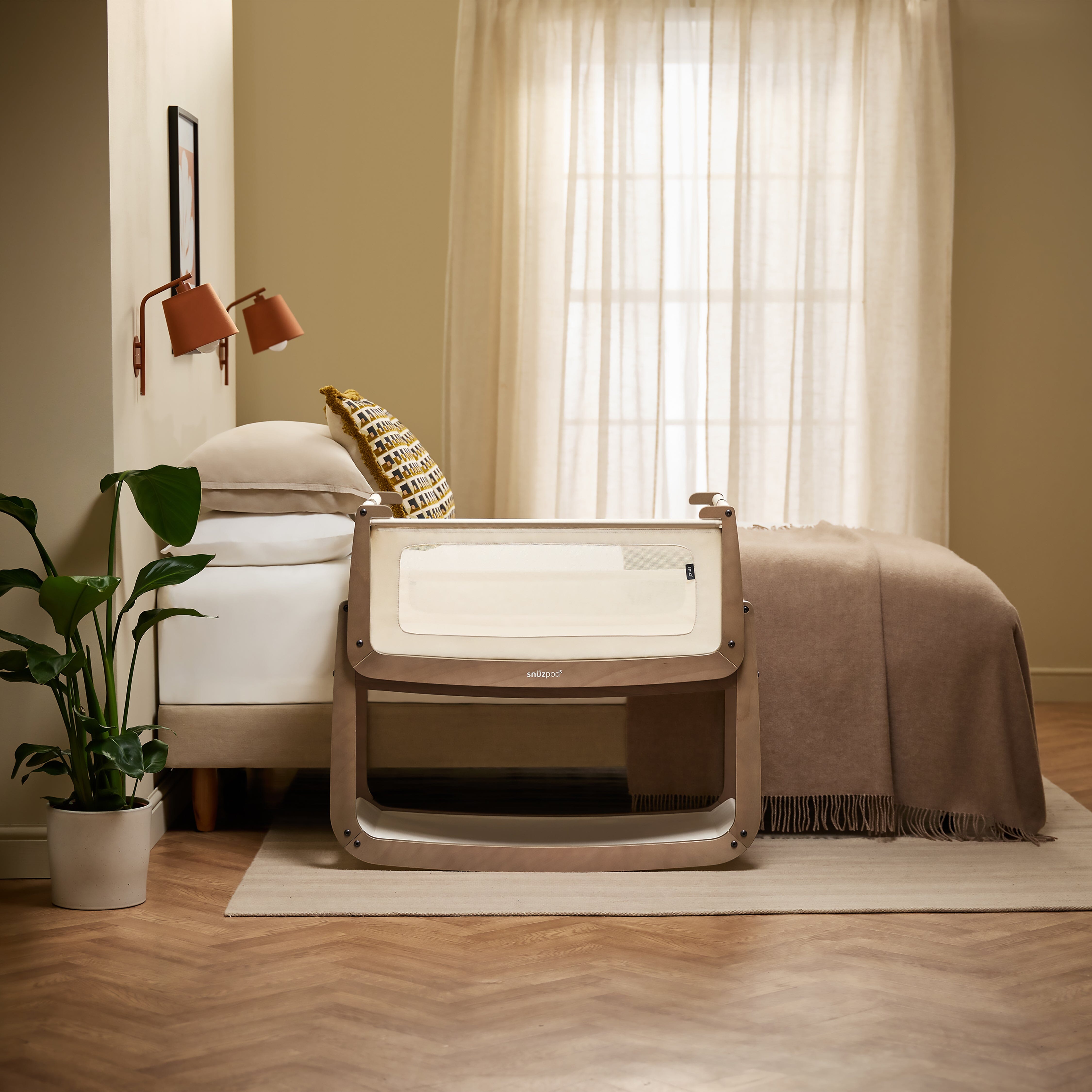 Snuz SnuzPod5 Bedside Bassinet - Walnut- Strolleria