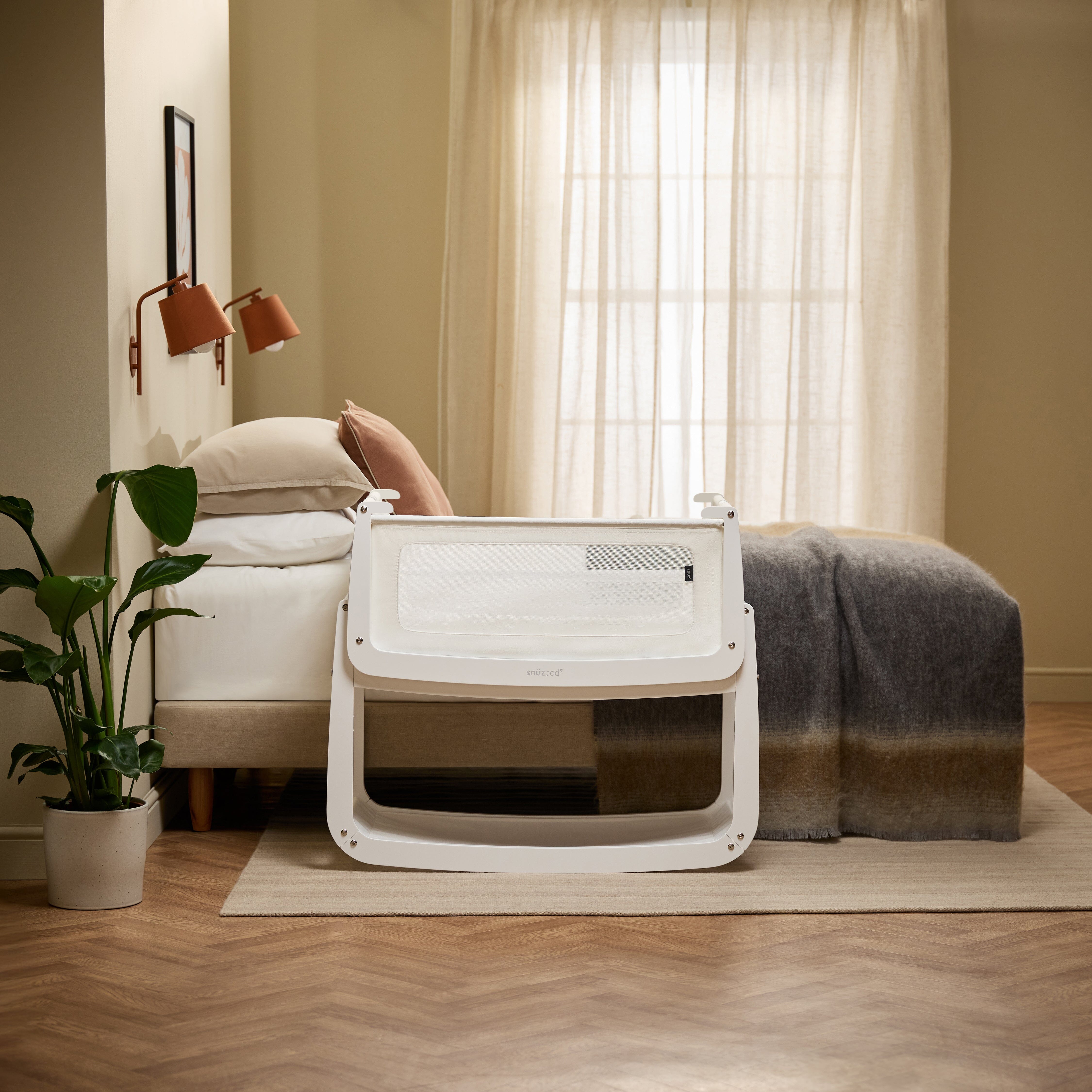Snuz SnuzPod5 Bedside Bassinet - White- Strolleria