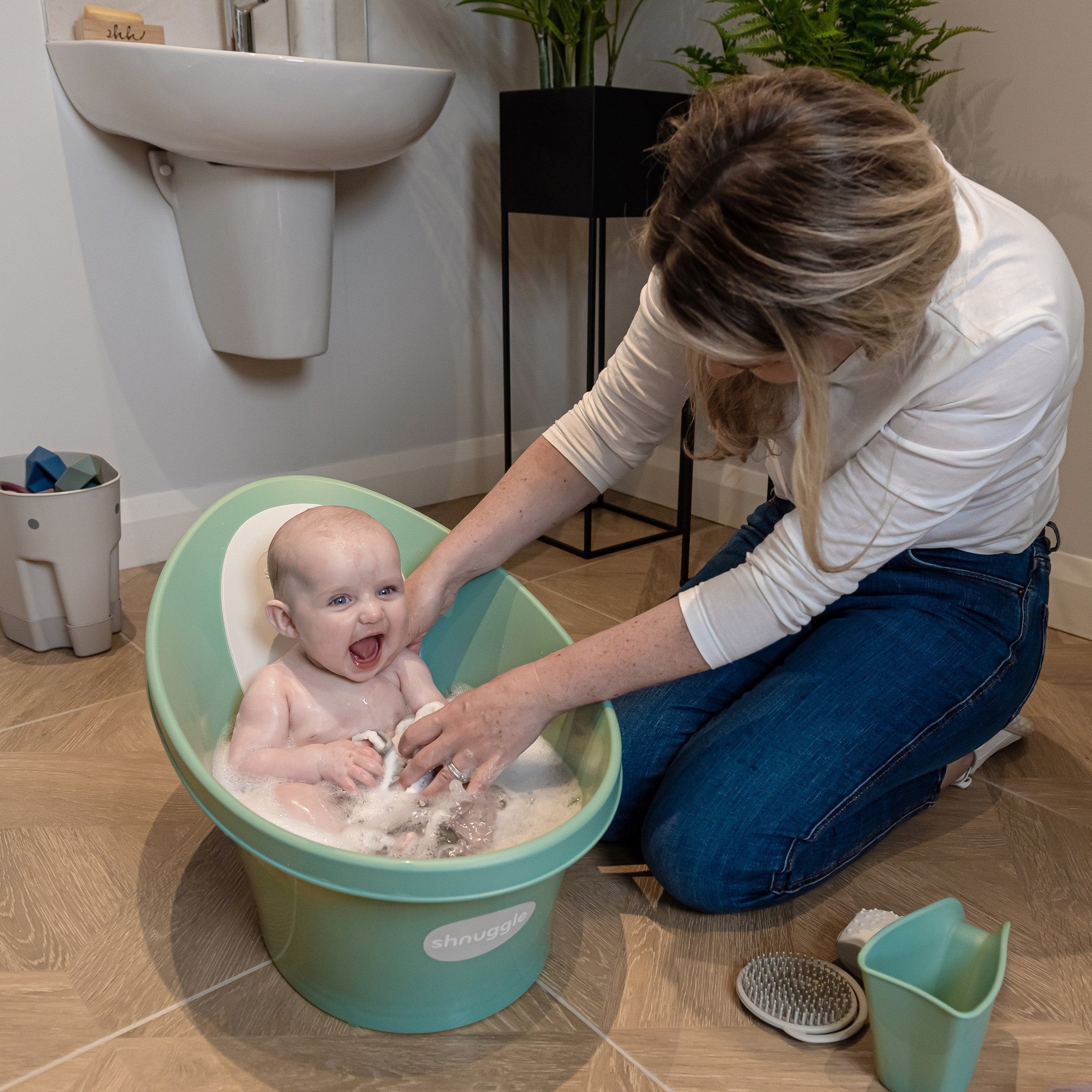 Shnuggle Newborn Bath & Accessories 5-Piece Bundle- Strolleria