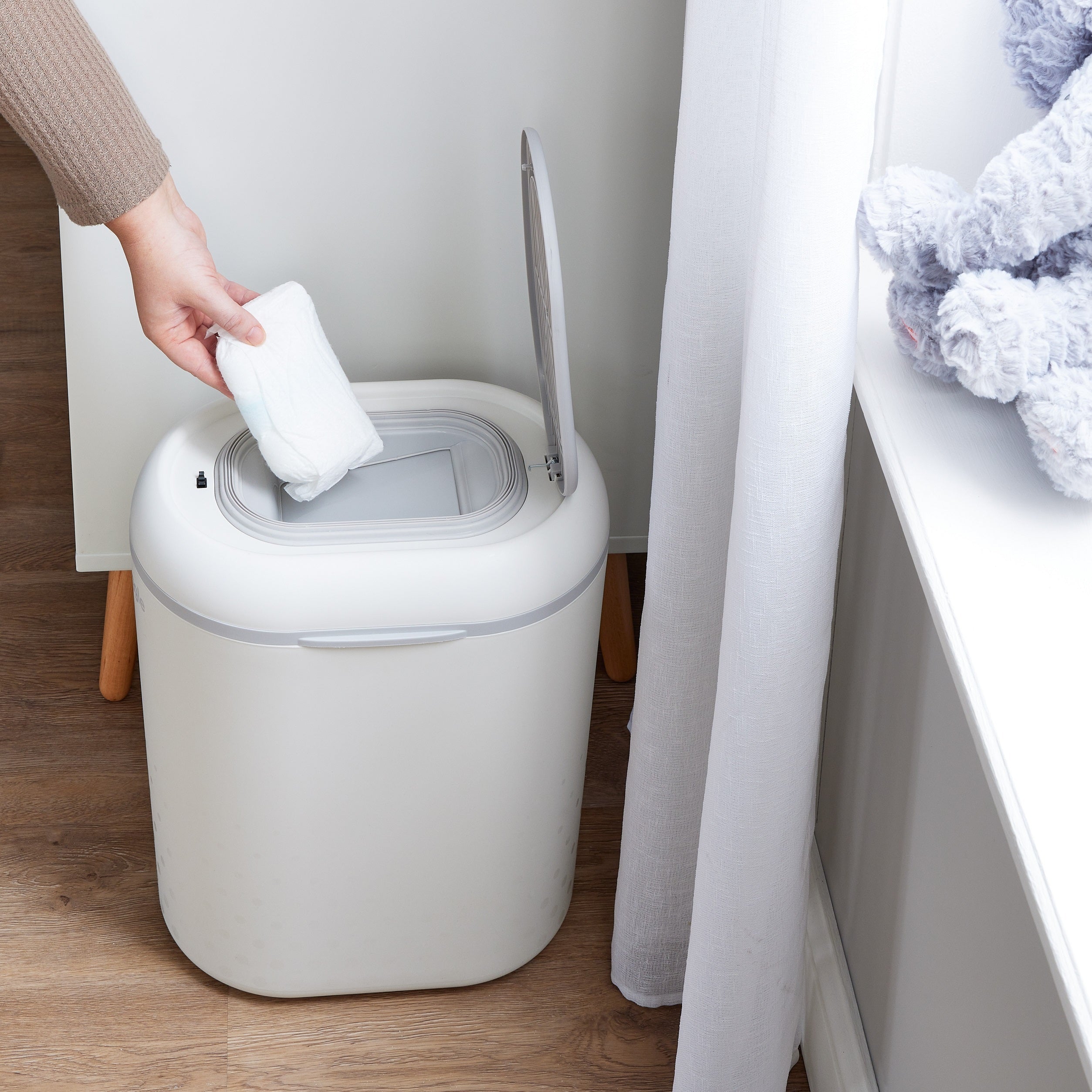 Shnuggle Nappy Bin in White/Grey- Strolleria